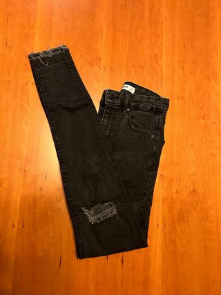 Pantalón vaquero negro Pull&Bear talla 34