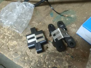 Juego 2 Bisagras Ocultas Tesa Negro