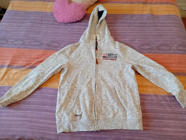 Sudadera gris con capucha y cremallera y bolsillos