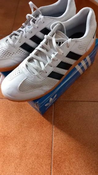 Zapatillas deportivas Adidas blancas y negras