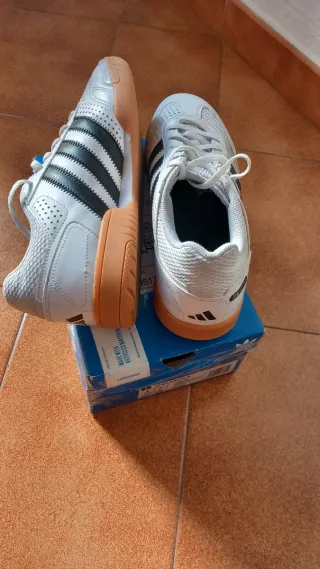 Zapatillas deportivas Adidas blancas y negras