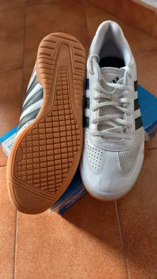 Zapatillas deportivas Adidas blancas y negras