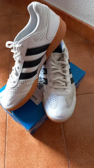 Zapatillas deportivas Adidas blancas y negras