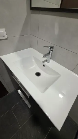 Mueble baño con espejo y grifería