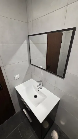 Mueble baño con espejo y grifería