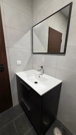 Mueble baño con espejo y grifería