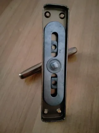 Maniglia cremonese per finestra