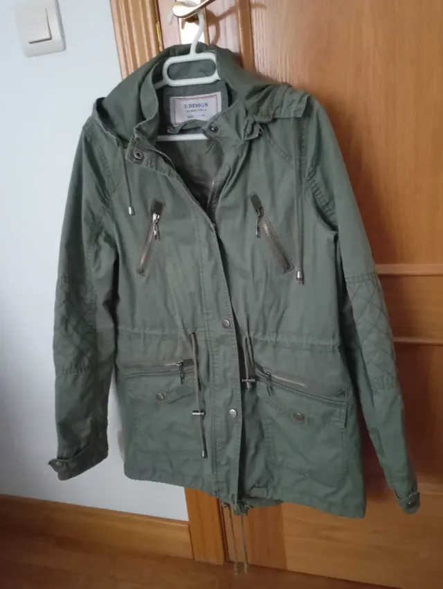 Chaqueta verde con capucha