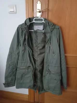Chaqueta verde con capucha