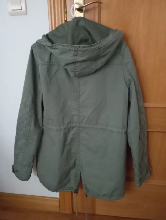 Chaqueta verde con capucha