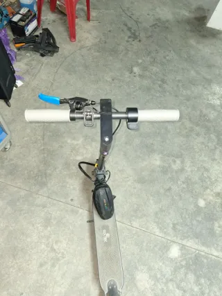 Patinete eléctrico gris