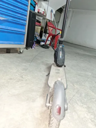 Patinete eléctrico gris