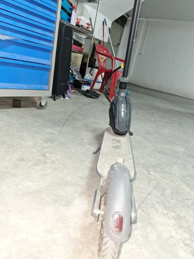 Patinete eléctrico gris