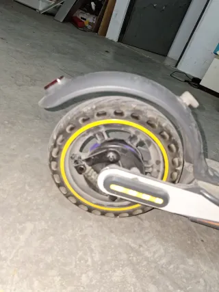 Patinete eléctrico gris