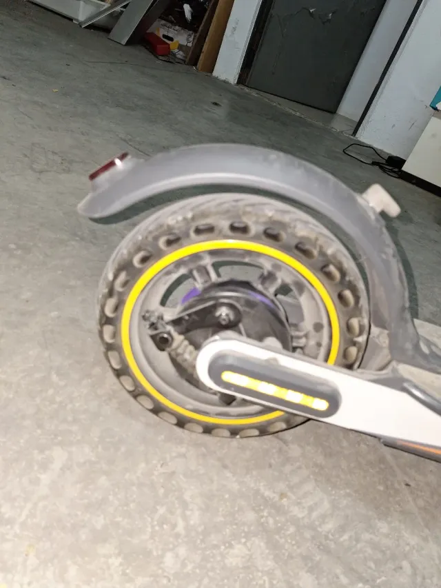 Patinete eléctrico gris