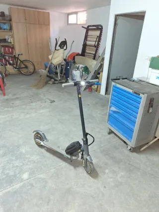 Patinete eléctrico gris