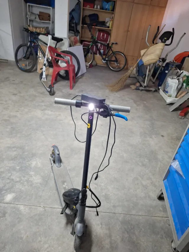 Patinete eléctrico gris