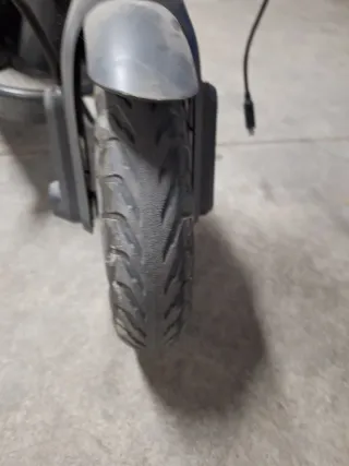 Patinete eléctrico gris