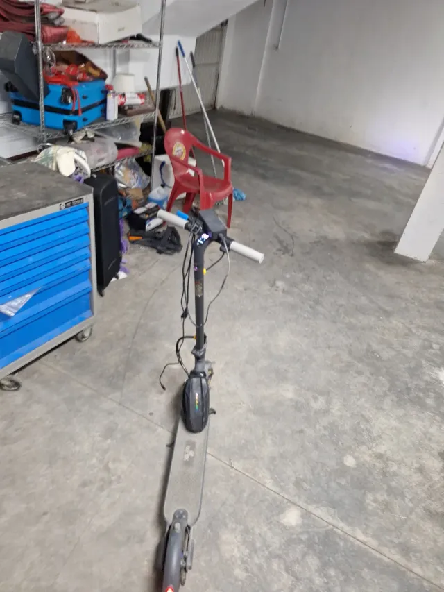 Patinete eléctrico gris