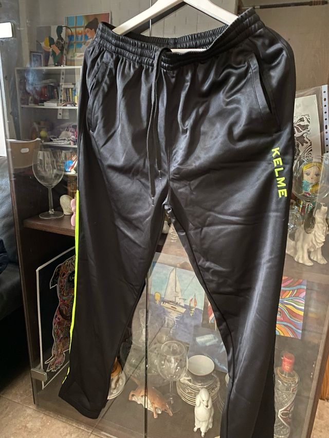 Pantalón deportivo Kelme negro con detalles verde
