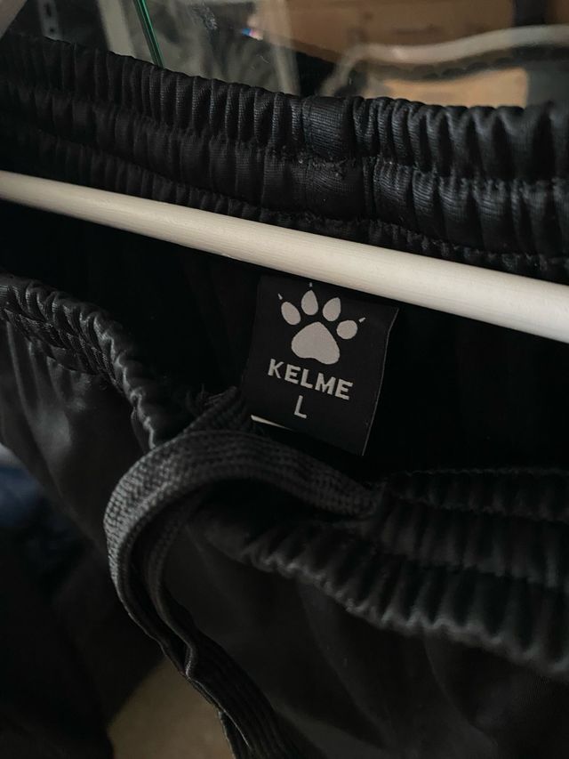 Pantalón deportivo Kelme negro con detalles verde