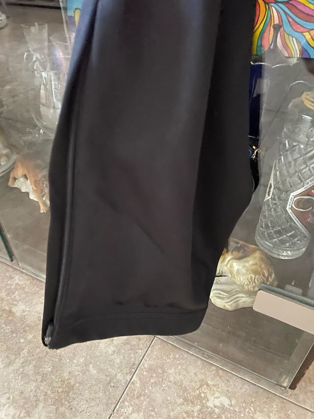 Pantalón deportivo Kelme negro con detalles verde