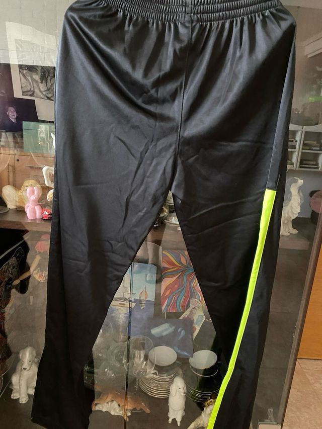 Pantalón deportivo Kelme negro con detalles verde