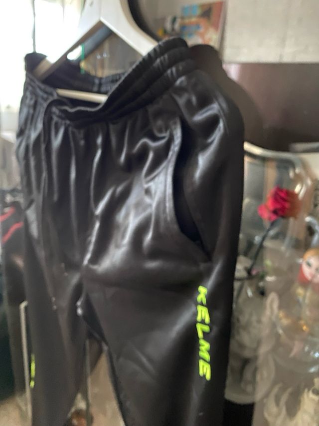 Pantalón deportivo Kelme negro con detalles verde