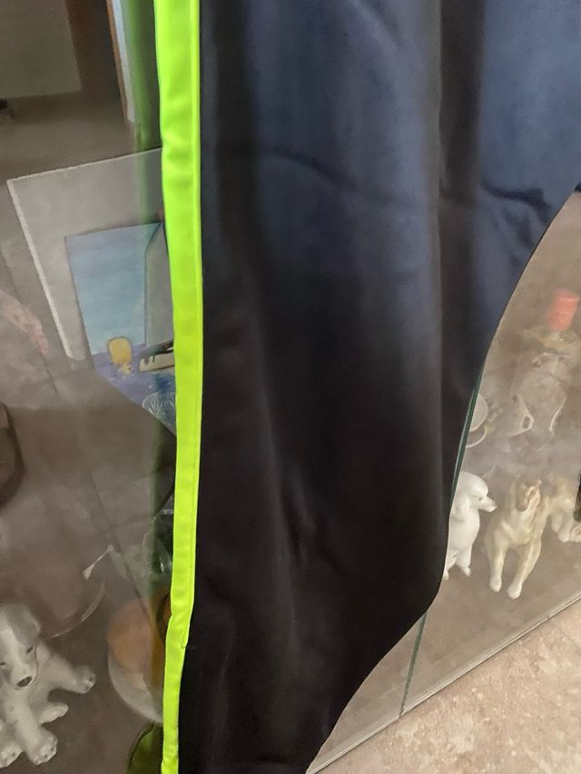 Pantalón deportivo Kelme negro con detalles verde