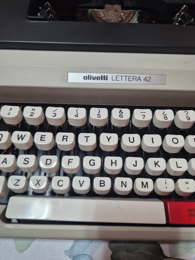 Máquina de escribir Olivetti Lettera 42