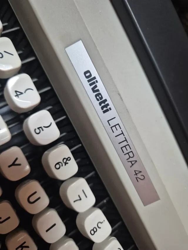 Máquina de escribir Olivetti Lettera 42