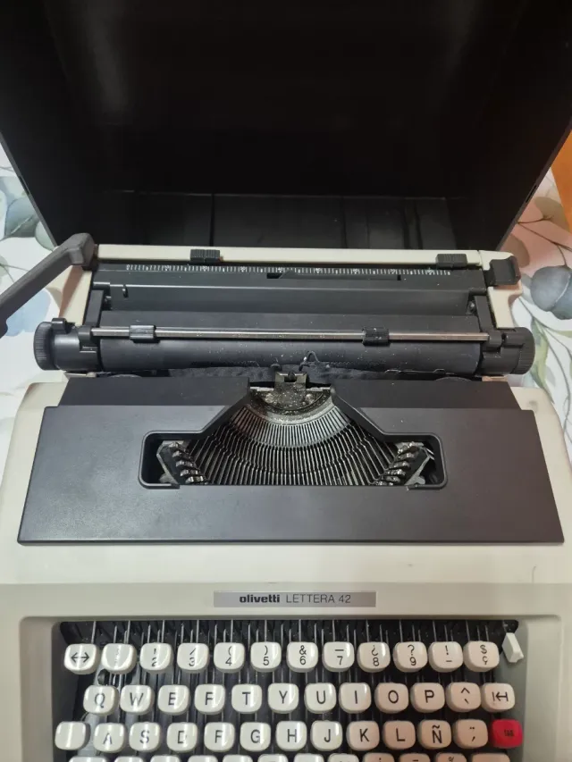 Máquina de escribir Olivetti Lettera 42