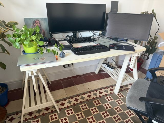 Escritorio blanco y negro