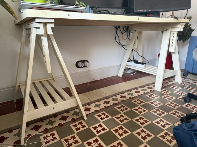 Escritorio blanco y negro