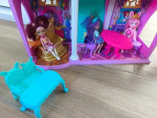 Palacio y muñecas Enchantimals