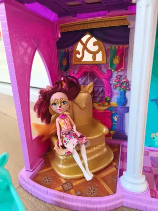 Palacio y muñecas Enchantimals