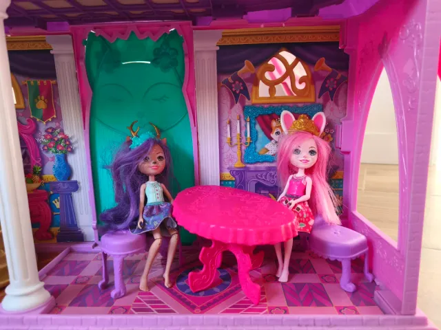 Palacio y muñecas Enchantimals