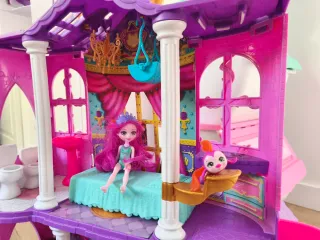 Palacio y muñecas Enchantimals