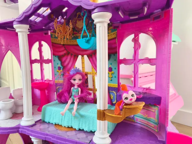 Palacio y muñecas Enchantimals