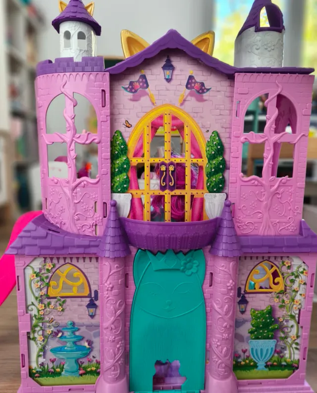 Palacio y muñecas Enchantimals