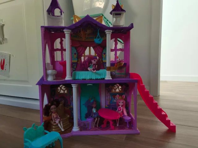 Palacio y muñecas Enchantimals