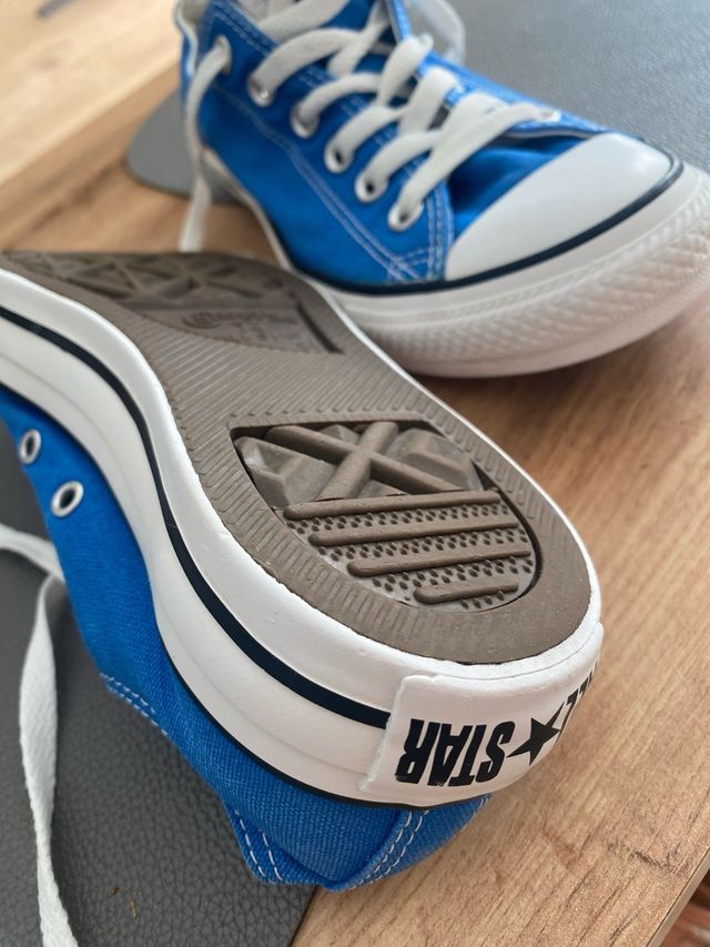 Converse azules y blancas buen estado. poco uso