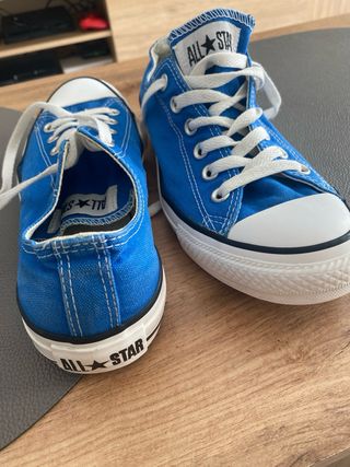 Converse azules y blancas buen estado. poco uso
