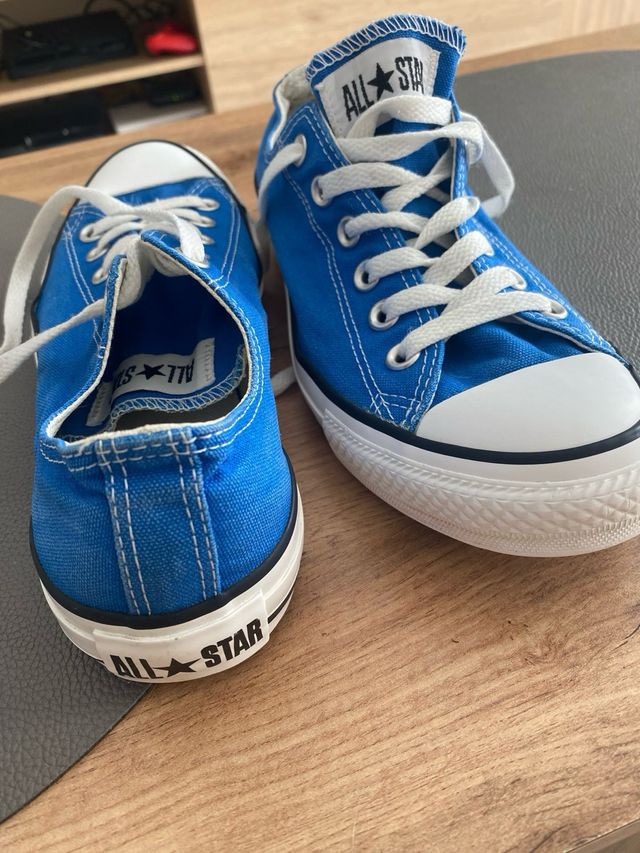 Converse azules y blancas buen estado. poco uso