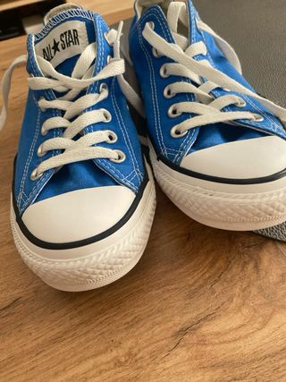 Converse azules y blancas buen estado. poco uso