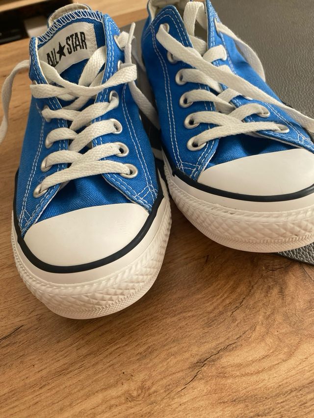 Converse azules y blancas buen estado. poco uso