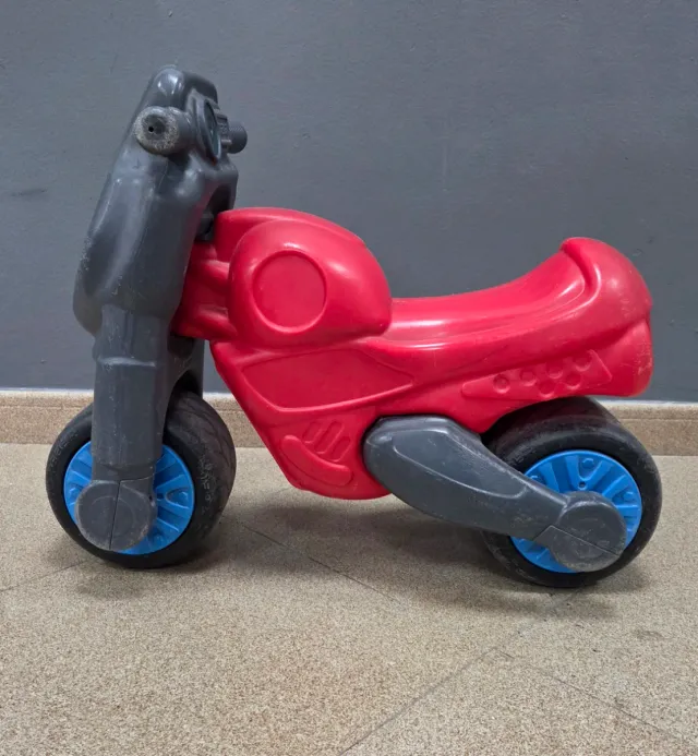 Moto correpasillos roja y gris