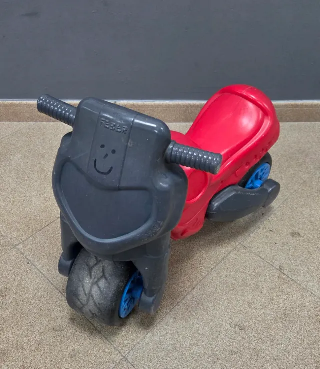 Moto correpasillos roja y gris