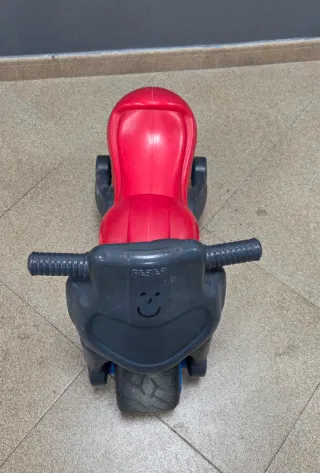 Moto correpasillos roja y gris