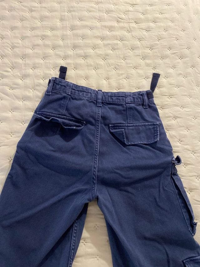 Pantalón cargo azul mujer talla 32 Bershka